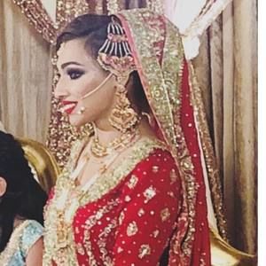 Meet your Posher, Hira